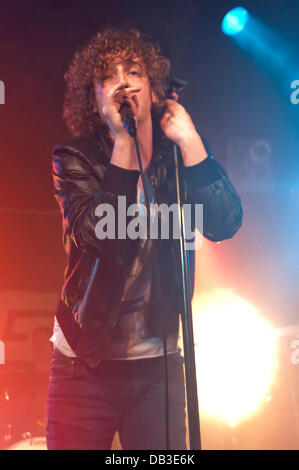 Matt Bowman von die Pigeon Detectives erklingt in Leeds Metropolitan University Leeds, England - 12.04.11 Stockfoto