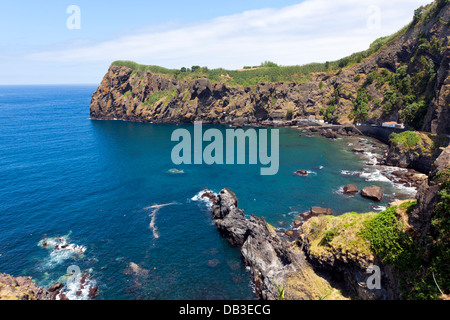 Bucht und kleine Fischerei-Hafen in Capelas, São Miguel, Azoren Stockfoto