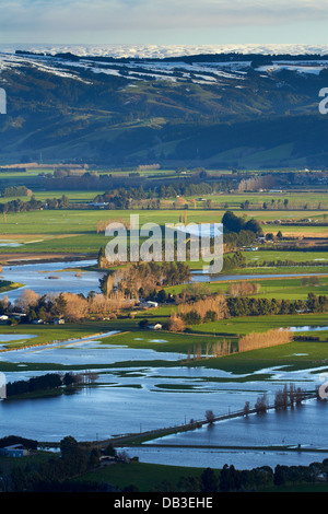 Taieri River und überfluteten Ackerland auf Taieri Plains, in der Nähe von Mosgiel, Dunedin, Südinsel, Neuseeland Stockfoto