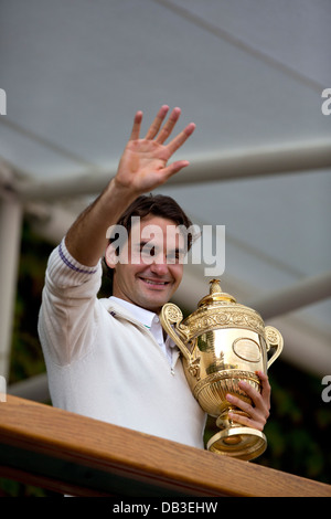 Roger Federer steht auf dem Balkon Mitglieder und zeigt die Trophäe, die Menschenmenge vor Centre Court The Championships Wimbledon Stockfoto