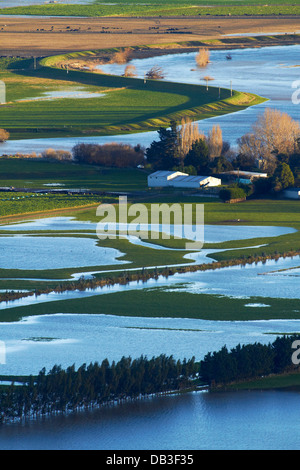 Taieri River und überfluteten Ackerland auf Taieri Plains, in der Nähe von Mosgiel, Dunedin, Südinsel, Neuseeland Stockfoto