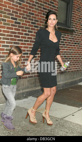 Courteney Cox und ihre Tochter CoCo Arquette "The Late Show with David Letterman" in der Ed Sullivan Theater - Abfahrten New York City, USA - 13.04.11 Stockfoto