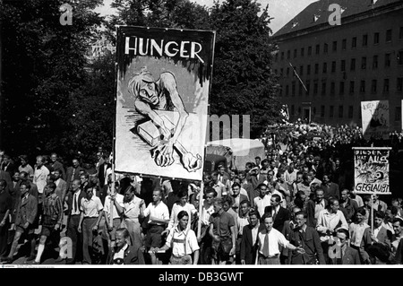 Nachkriegszeit, Deutschland, Elend, Demonstration gegen schlechte Lebensmittelversorgung, 'hungermarsch' von Studenten, München, Mai 1948, , Zusatzrechte-Clearences-nicht verfügbar Stockfoto