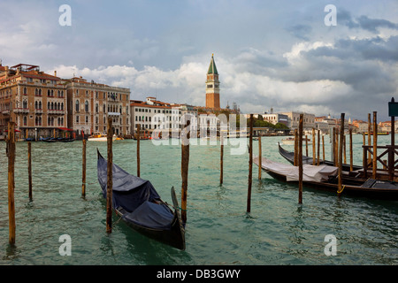Bunte Ansicht des The Grand Canal in Venedig mit dem Campanile am Markusplatz entfernt im Hintergrund. Stockfoto