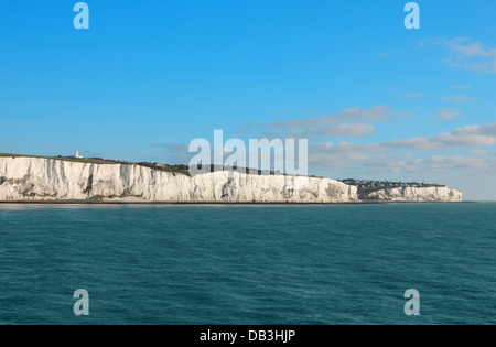 Blick auf das Meer von den berühmten weißen Klippen in der Nähe von Dover in Großbritannien von der Fähre aus Großbritannien in Richtung Frankreich. Stockfoto