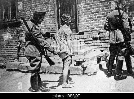 Ereignisse, Zweiter Weltkrieg, Polen, deutsche Besatzung, eine polnische Frau wird durchsucht, um 1942, Zusatzrechte-Clearences-nicht verfügbar Stockfoto