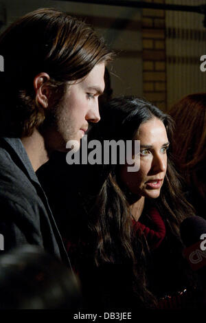 Ashton Kutcher und Demi Moore in der DNA-Stiftung starten interaktive Online-Kampagne "Echte Männer Don't kaufen Mädchen Launch Party" Stockfoto