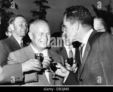 Chruschtschow, Nikita Sergejew, 17.4.1894 - 11.9.1971, Sowjetrepolitiker (KPSU), Vorsitzender des ministerrates der Sowjetunion 14.9.1953 - 14.10.1964, Besuch in den USA, Gespräch mit Vizepräsident Richard Nixon, Washington D.C., 24.7.1959, Stockfoto