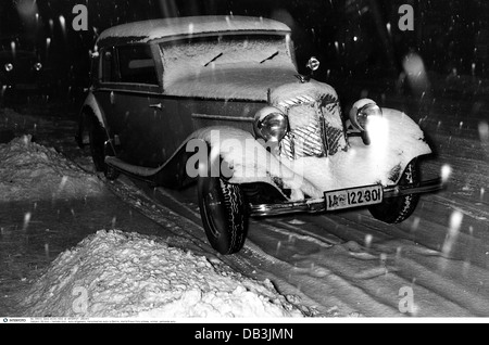 Wetter, Schnee, verschneite Autos, Wanderer W22 Cabriolet, Berlin, 2. Hälfte 1930er Jahre , zusätzliche-Rechte-Clearenzen-nicht verfügbar Stockfoto