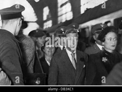 Edward VIII., 23.6.1894 - 28.5.1972, König von Großbritannien 20.1.- 11.12.1936, Herzog von Windsor, halbe Länge, mit Frau Wallis Simpson, Bahnhof Friedrichstraße, Berlin, Oktober 1937, Stockfoto