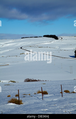 Verschneite Ackerland und State Highway 87 (Dunedin - Middlemarch Road), Strath Taieri, Otago, Südinsel, Neuseeland Stockfoto