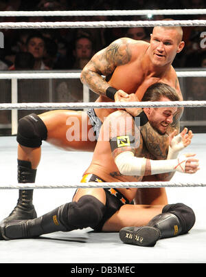 Randy Orton und CM Punk WWE RAW Wrestling Superstars der O2 Arena in Dublin - 15.04.11 Stockfoto