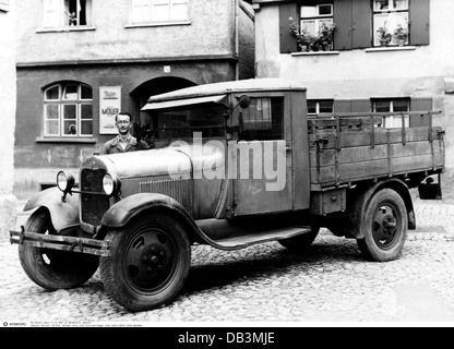 Transport / Transport, Auto, LKW, Ford Pick-up, 1920er, 20s, 20th Century, historisch, Fahrer, Fahrer, stehend, beiseite, daneben, Lieferwagen, leichte Lieferwagen, Lieferwagen, leichte Lieferwagen, Automobil, Autos, Auto, Autos, Autowagen, Automobil, Kraftfahrzeuge, Autos, Kraftfahrzeuge, Fahrzeug, Fahrzeuge, LKW, LKW, Zusatzrechte-Abfertungen-nicht verfügbar Stockfoto