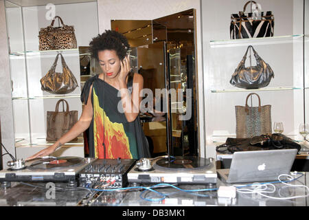 Solange Knowles Roberto Cavalli Trunk Show, Herbst/Winter Kollektion 2011/2012 bei der Roberto Cavalli Store an Crystal Shope Las Vegas, Nevada - 15.04.11 Stockfoto