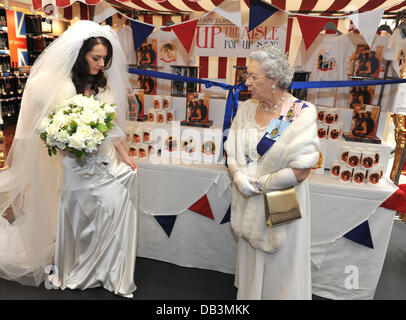 Prinz William, Kate Middleton und Queen Elizabeth II Look-a-Likes Alison Jackson: Up The Gang - Pop-up-Store Launch bei Harvey Nichols. London, England - 16.04.11 Stockfoto