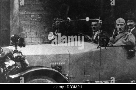 Hitler, Adolf, 20.04.1889 - 30.04.1945, deutscher Politiker (NSDAP), mit Ulrich Graf und Chauffeur im offenen Auto, Deutscher Tag (Deutscher Tag) in Hof, Franken, September 1923, Stockfoto