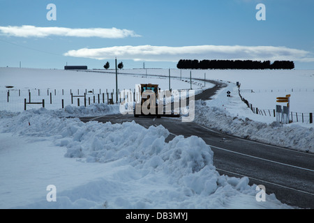 Grader Schneeräumung am State Highway 87 (Dunedin - Middlemarch Road), Clarks Junction, Strath Taieri, Otago, Neuseeland Stockfoto