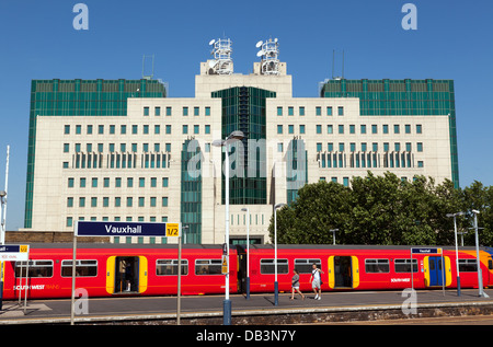 Ansicht des MI6 Gebäude von Vauxhall Station. Stockfoto