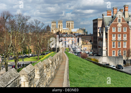 Blick entlang der alten Stadtmauer, York Minster, York, UK. Stockfoto