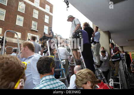 London, UK. 23. Juli 2013. Presse warten außerhalb der Lindo Flügel des Saint Marys Hospital Credit: Sam Barnes/Alamy Live News Stockfoto