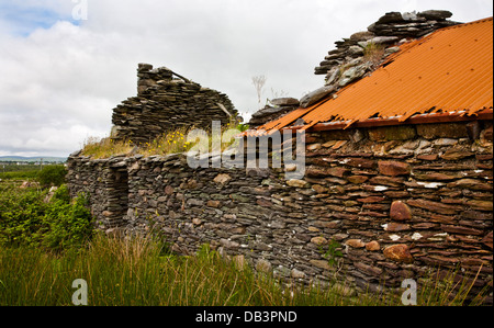 Alte Steinschutzbauernhof oder Hausruinen in der irischen Landschaft in der Nähe von Cahersiveen, Irland, Europa, historischer Frühjahrssommer Stockfoto