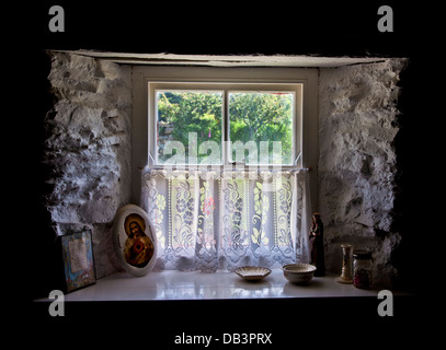 Historische Stätte Irisches weißes Steinhaus Innenfenster antike Anzeige, Muckross House Traditionelle Bauernhöfe in Killarney, Irland, Europa, FS 6,48 MB Stockfoto