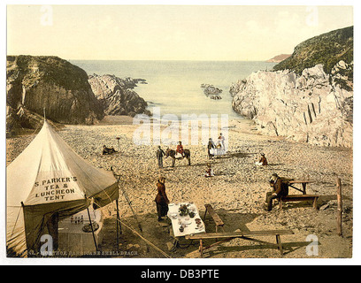 Barricane Shell Beach in Mortehoe, England, ist bekannt für seine einzigartigen Muscheln und klaren Gewässer. Dieser natürliche Strand bietet eine malerische Umgebung für Besucher, mit einer reichen Meeresumgebung, ideal für Strandspaziergänge und Besichtigungen. Stockfoto