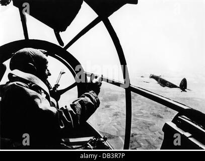 Ereignisse, 2. Weltkrieg, Luftkrieg, Flugzeug, Details / Innenräume, Blick aus dem Cockpit eines deutschen Bombers Heinkel He 111, bombardier an der Front Maschinengewehr, um 1940, Bomber, Flugstation, He-111, He111, MG, Luftwaffe, Wehrmacht, 20. Jahrhundert, historisch, Flugzeug, Flugzeuge, Deutschland, Drittes Reich, Navigator, Soldat, Soldaten, Flieger, Flieger, Schlacht von Großbritannien, England, Menschen, 1940er Jahre, zusätzliche-Rechte-Clearences-nicht verfügbar Stockfoto