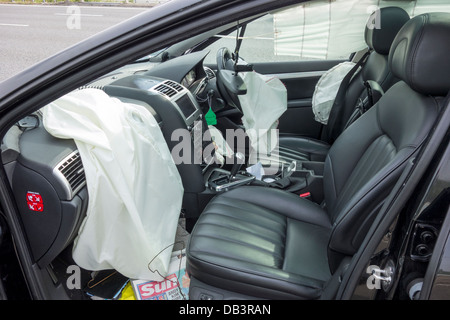 Autobahn Unfall High-Speed Punktion Airbags eingesetzt, Fahrer von schweren Verletzungen zu retten. Stockfoto