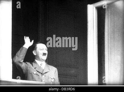 Hitler, Adolf, 20.4.1889 - 30.4.1945, deutscher Politiker (NSDAP), Reichskanzler 30.1.1933 - 30.4.1945, am Fenster des Kanzleramts, Berlin, Ende der 1930er Jahre, Stockfoto
