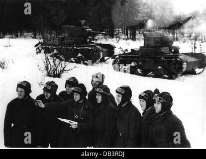 Militär, Russland, Soldaten einer Panzereinheit der Roten Armee während einer Briefing, um 1939, im Hintergrund zwei T-26 leichte Panzer, Offizier, Sowjetunion, UdSSR, Wald, Holz, Schnee, Winter, Fahrer, T26, T 26, 20. Jahrhundert, historisch, historisch, Ausbildung, Menschen, 1930er, 1940er, zusätzliche-Rechte-Clearences-nicht verfügbar Stockfoto