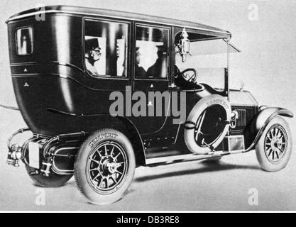 Franz Joseph I., 18.8.1830 - 21.11.1916, Kaiser von Österreich 2.12.1848 - 21.11.1916, im Auto, retuschierte Fotografie, 1910, Stockfoto