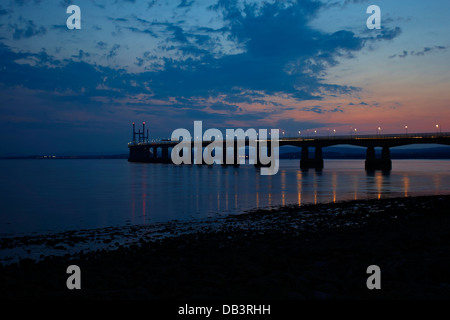Sonnenuntergang an der Severn-Brücke, die zweite Severn Überfahrt im Juli mit Sonnenuntergang Himmel und Straßenbeleuchtung Stockfoto