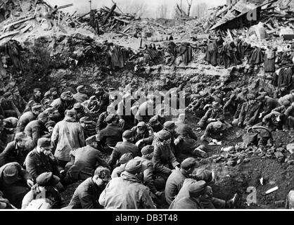 Ereignisse, 2. Weltkrieg, Deutschland, deutsche Gefangene, von den Briten gefangen genommen, in einem Gefangenenlager, Nordrheinland, März 1945, zusätzliche-Rechte-Clearences-nicht vorhanden Stockfoto