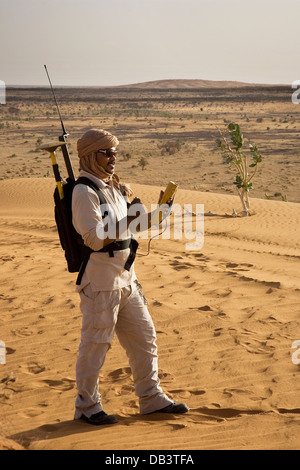 Malische Geologe Programmierung Quelle Basisstation von Rover GPS Vermessung Einheit vor seismischen Öl-Exploration-Studie in NE Mali Stockfoto