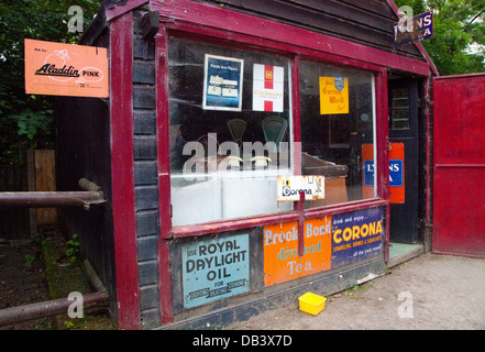 Ein original 1950er Jahre Jahrgang Lebensmittelgeschäft - das ursprünglich auf Henllan Street, Denbigh, Wales jetzt in einem Museum Stand Stockfoto