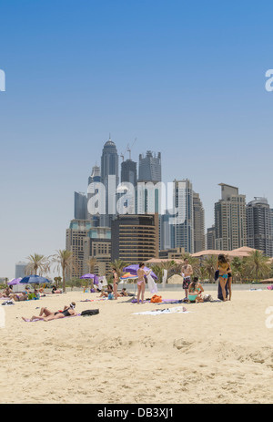 Marina Beach entlang der Jumeirah Beach Residence, Dubai, Vereinigte Arabische Emirate Stockfoto