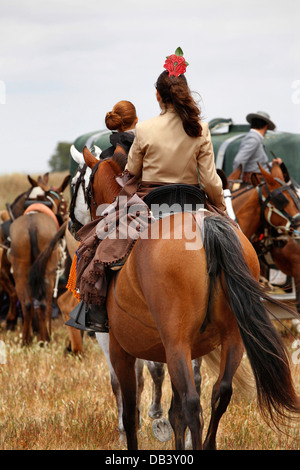 Katholische Pilger auf dem Pferderücken machen die Wallfahrt nach El Rocio aus Jerez in Andalusien, Spanien Stockfoto