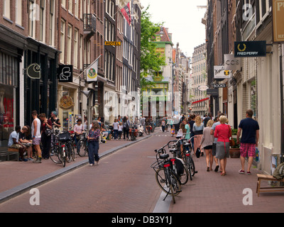 Menschen, die Einkaufen in neun Gassen im Jordaan-Viertel von Amsterdam, Niederlande Stockfoto