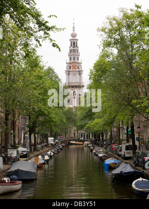 Groenburgwal Kanal mit der Zuiderkerk Kirche in das Stadtzentrum von Amsterdam, Niederlande Stockfoto