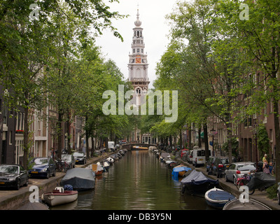 Groenburgwal Kanal mit der Zuiderkerk Kirche in das Stadtzentrum von Amsterdam, Niederlande Stockfoto
