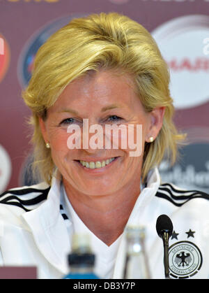 Göteborg, Schweden. 23. Juli 2013. Deutschlands Trainer Silvia Neid nimmt an Presse Messe im Besitz der deutschen Frauen-Fußball-Nationalmannschaft im Rahmen der UEFA Women's Euro im Gamla Ullevi-Stadion in Göteborg, Schweden, 23. Juli 2013 Teil. Foto: CARMEN JASPERSEN/Dpa/Alamy Live News Stockfoto