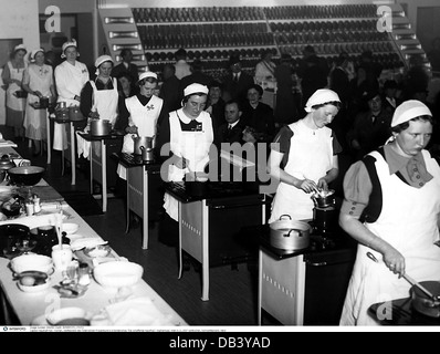 Haushalt, Kochen und Backen, Wettbewerb des Österreichischen Frauenbundes während der Sonderschau 'die schaffende Hausfrau', Sophiensaal, Wien, 6.11.1937, Zusatz-Rechte-Clearences-nicht vorhanden Stockfoto