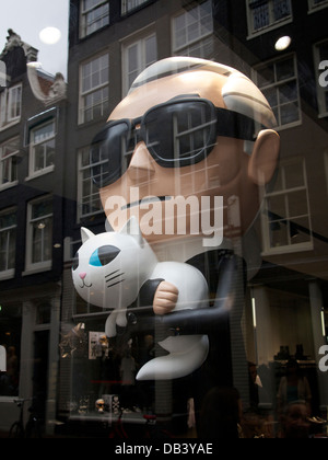 Cartoon-Figur von Karl Lagerfeld in seinem Geschäft in der Stadt Amsterdam, Niederlande Stockfoto