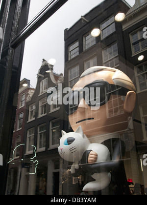 Cartoon-Figur von Karl Lagerfeld in seinem Geschäft in der Stadt Amsterdam, Niederlande Stockfoto