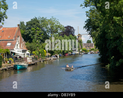 idyllischer Flusslandschaft in Loenen Aan de Vecht, Utrecht, die Niederlande, einer der schönsten Regionen des Landes. Stockfoto