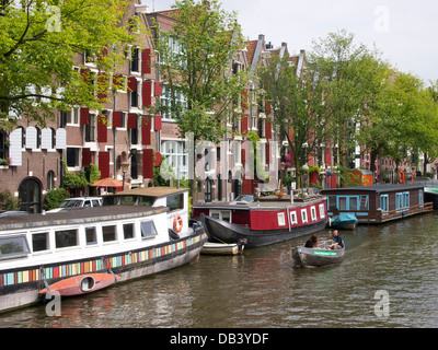 Hausboote und umgebauten Lagerhäusern am Brouwersgracht Kanal in Amsterdam, Niederlande Stockfoto