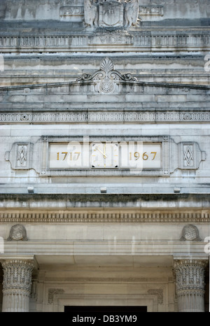 außen mit Uhr und Gedenk-Termine der Freimaurer-Halle, Hauptquartier der Vereinten Loge der Freimaurer, London, england Stockfoto