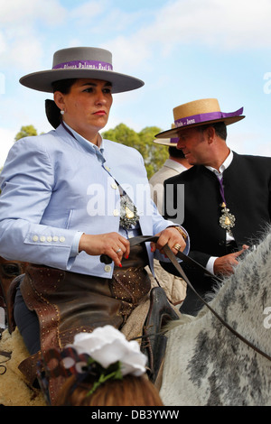 Katholische Pilger auf dem Pferderücken machen die Wallfahrt nach El Rocio aus Jerez in Andalusien, Spanien Stockfoto