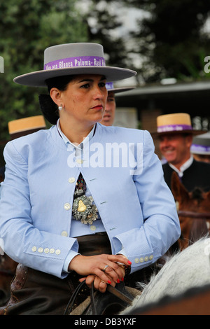 Katholische Pilger auf dem Pferderücken machen die Wallfahrt nach El Rocio aus Jerez in Andalusien, Spanien Stockfoto